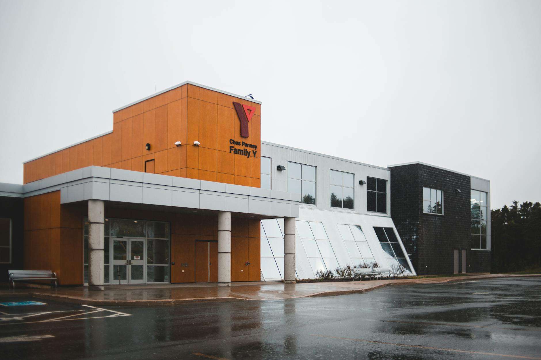 https://www.pexels.com/photo/modern-building-near-wet-pavement-under-sky-in-town-4592208/