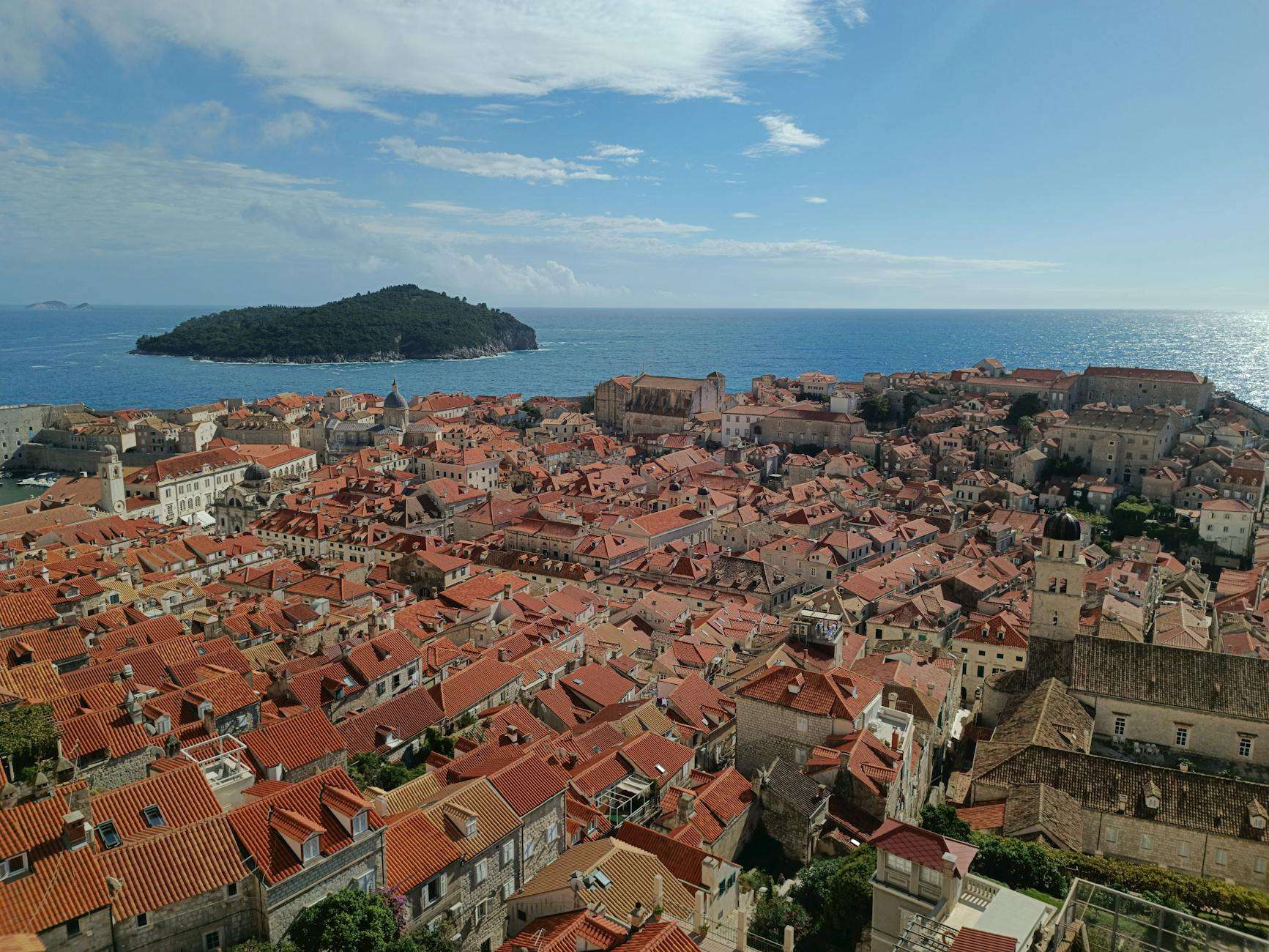 https://www.pexels.com/photo/scenic-aerial-view-of-dubrovnik-s-historic-old-town-29054171/