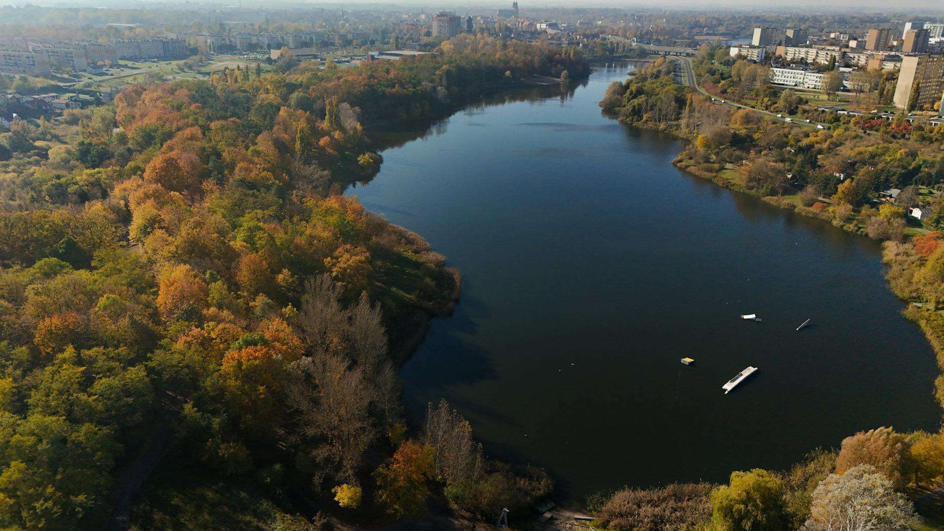 https://www.pexels.com/photo/aerial-view-of-scenic-autumn-lake-and-urban-landscape-29097253/