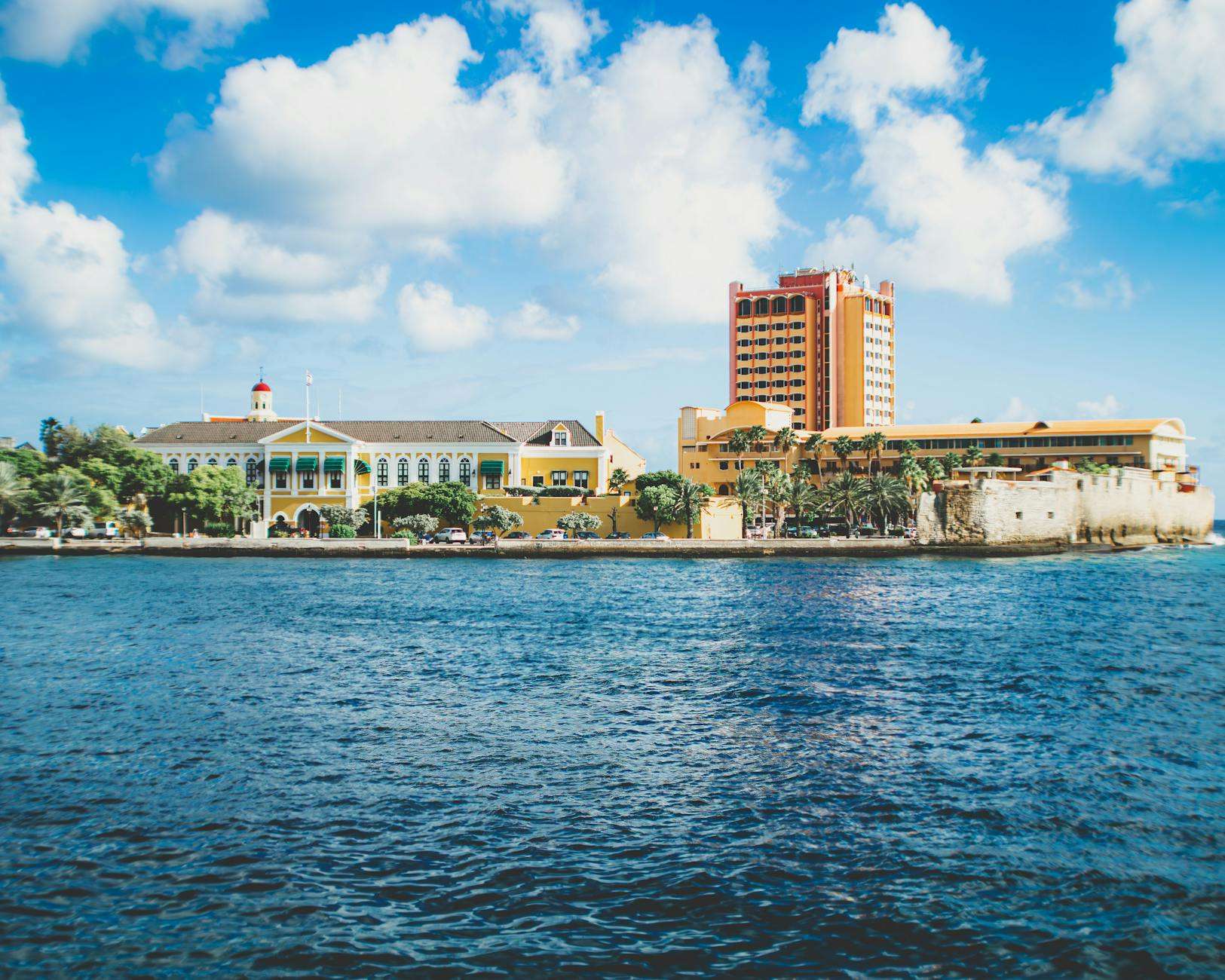 https://www.pexels.com/photo/governors-palace-and-plaza-hotel-on-the-shores-of-curacao-island-17153403/