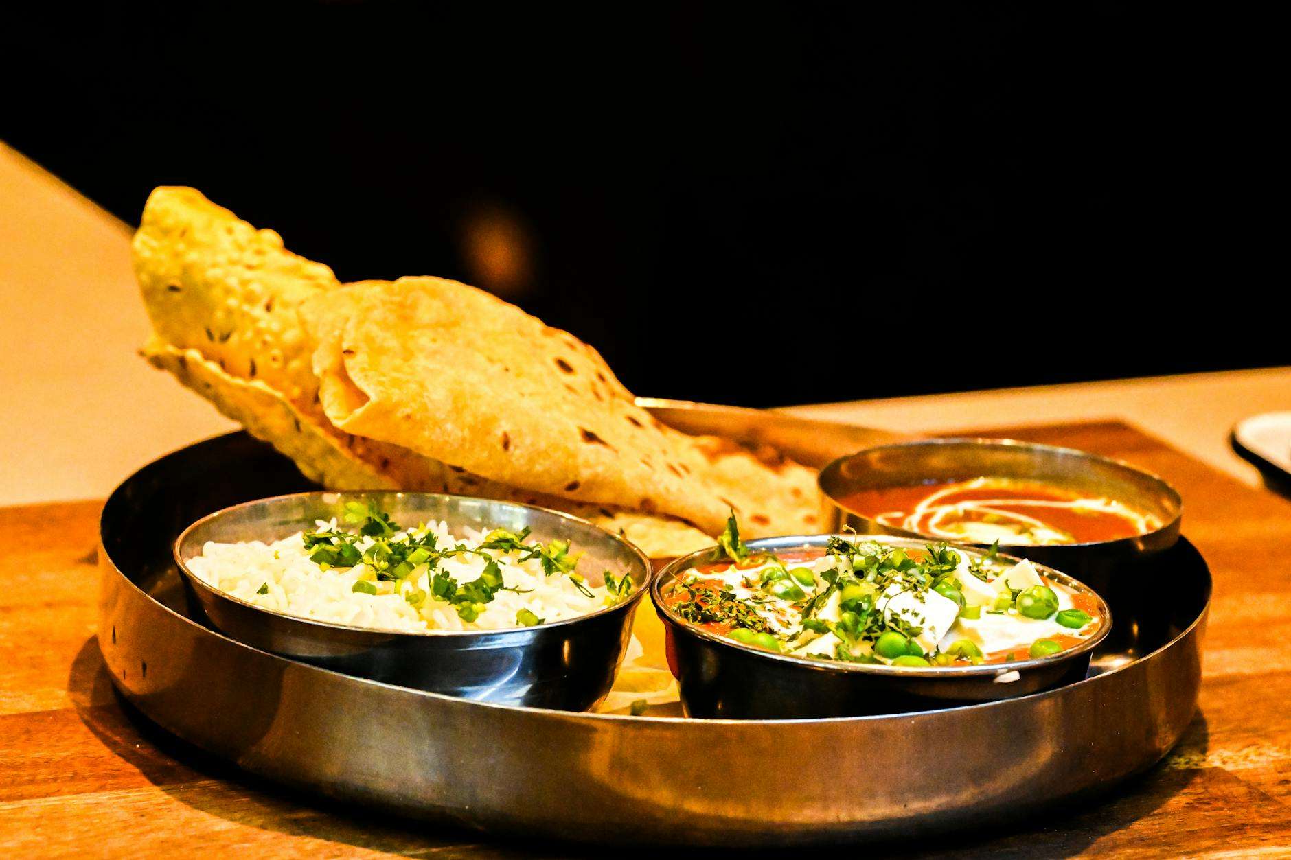 https://www.pexels.com/photo/traditional-indian-thali-meal-with-naan-bread-29148133/