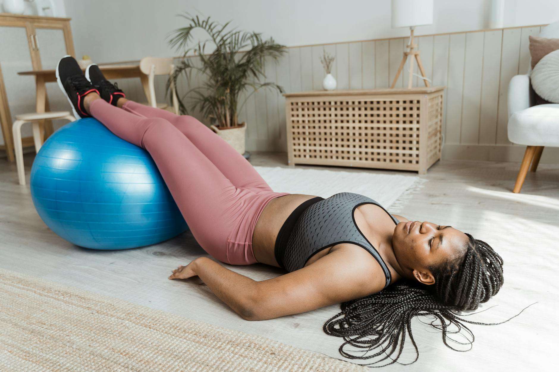 https://www.pexels.com/photo/a-woman-in-afro-braids-exercising-with-the-help-of-gym-ball-8846097/