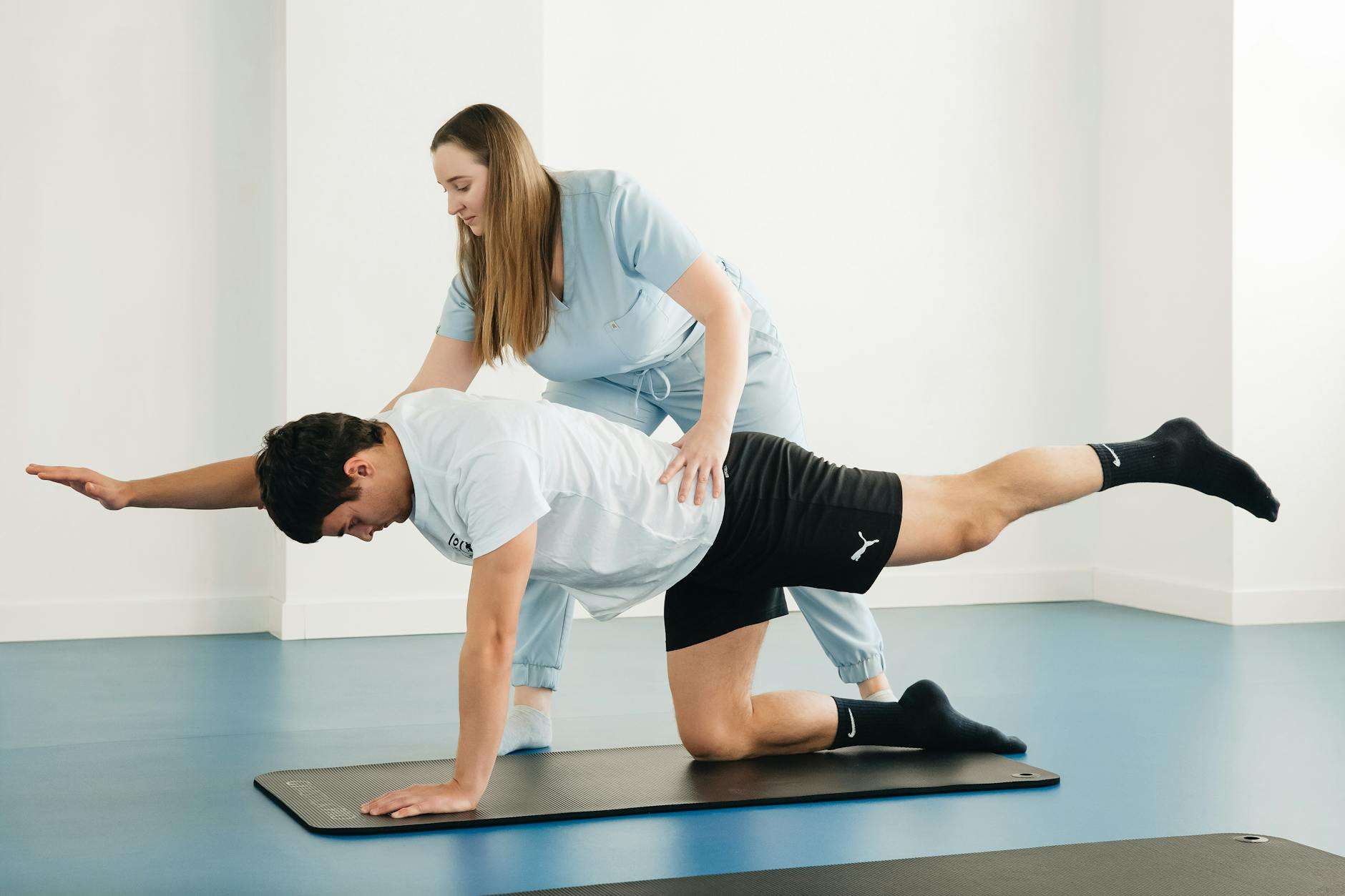 https://www.pexels.com/photo/physiotherapist-exercising-with-a-patient-20860617/