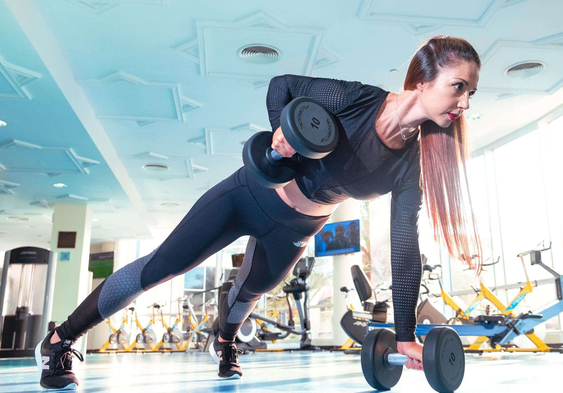 women doing exercise in a gym