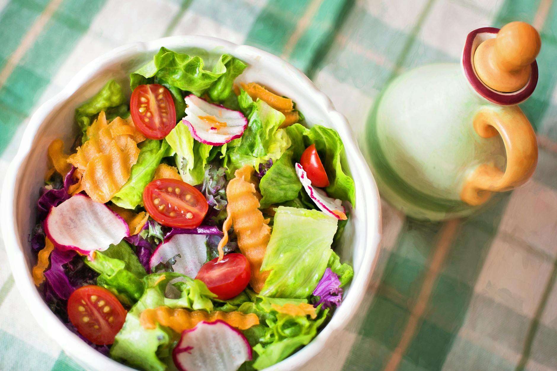https://www.pexels.com/photo/close-up-of-salad-in-plate-257816/